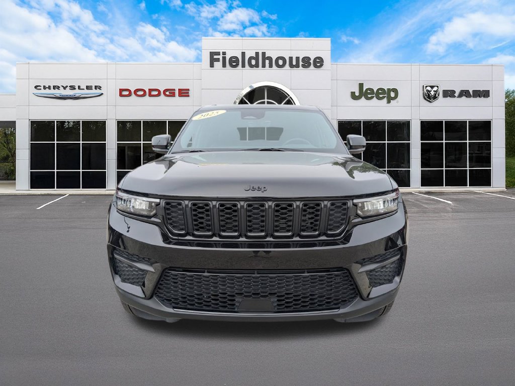 Used 2025 Jeep Grand Cherokee Altitude AWD/4WD image 2