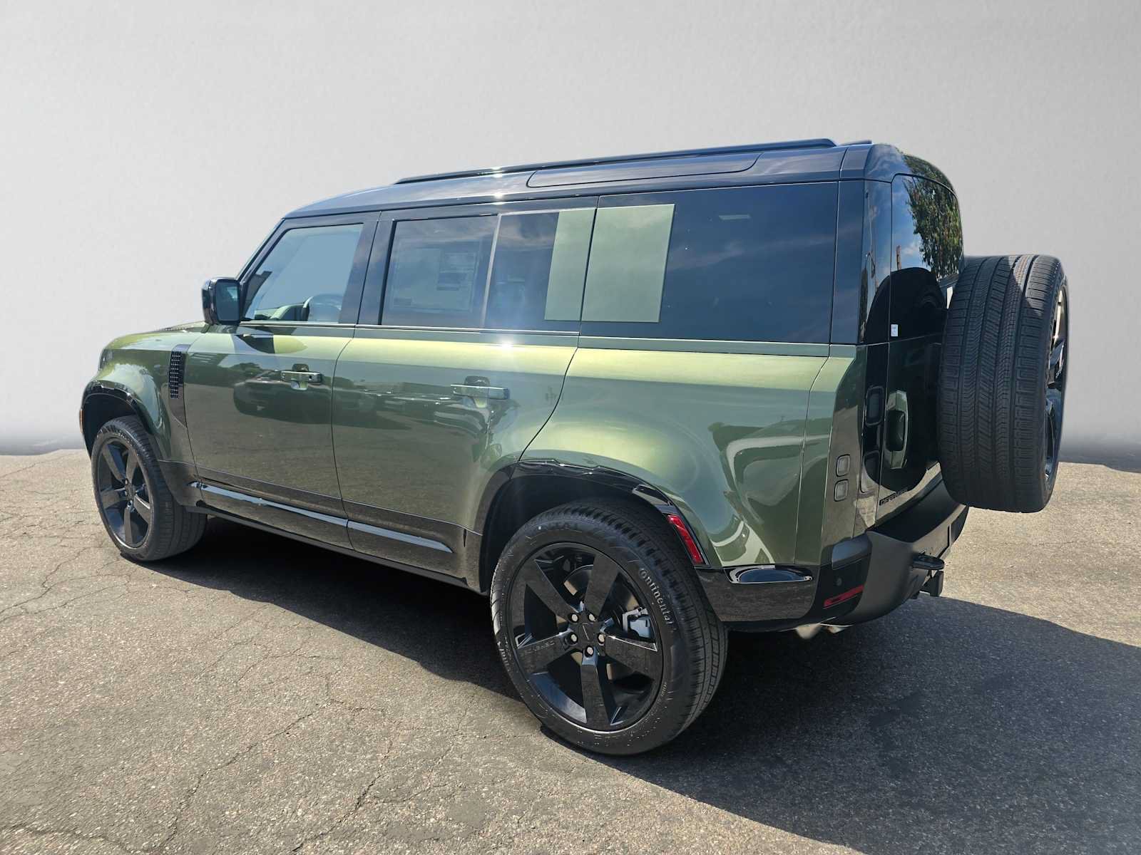 New 2026 Land Rover Defender 110 X-Dynamic SE AWD/4WD image 3