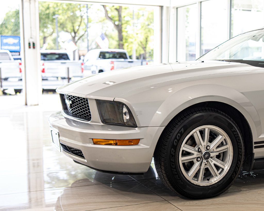 Used 2006 Ford Mustang Convertible RWD image 4