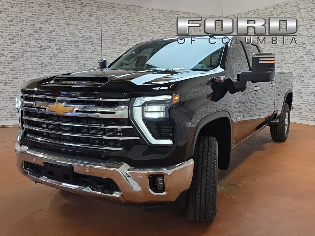 Used 2024 Chevrolet Silverado 3500 LTZ w/ LTZ Convenience Package image 4