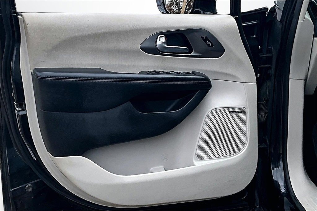 Used 2019 Chrysler Pacifica Limited w/ Tire & Wheel Group image 18