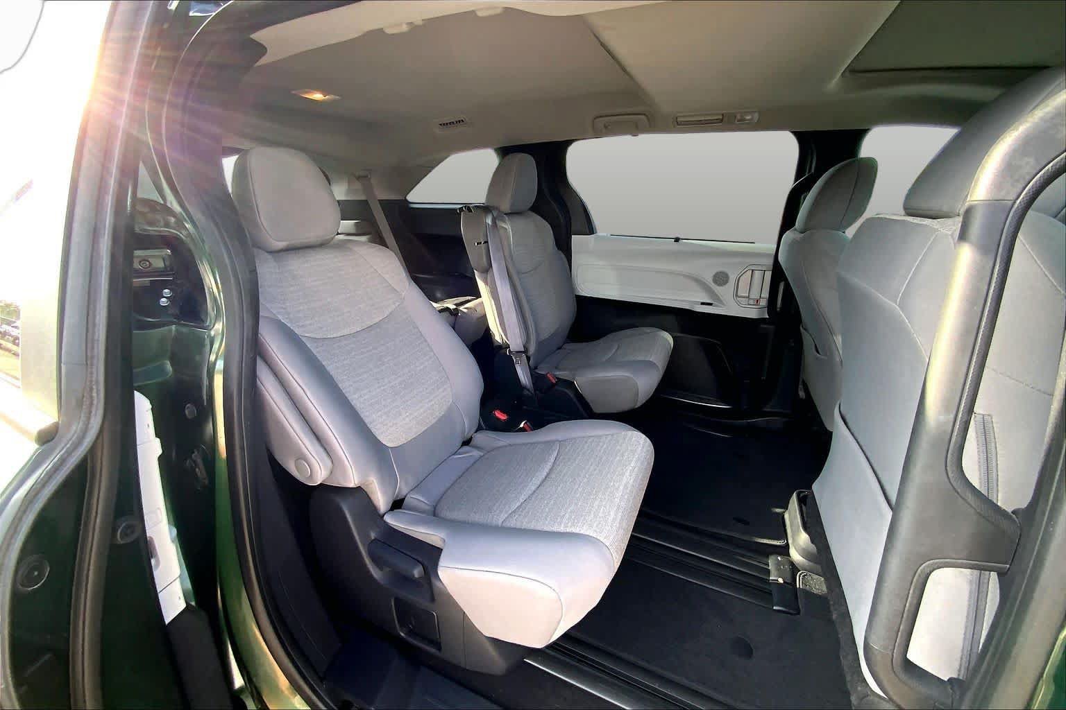 Used 2025 Toyota Sienna LE w/ LE Plus Package FWD image 20