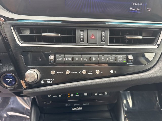 Used 2022 Lexus ES 300h w/ Luxury Package image 25