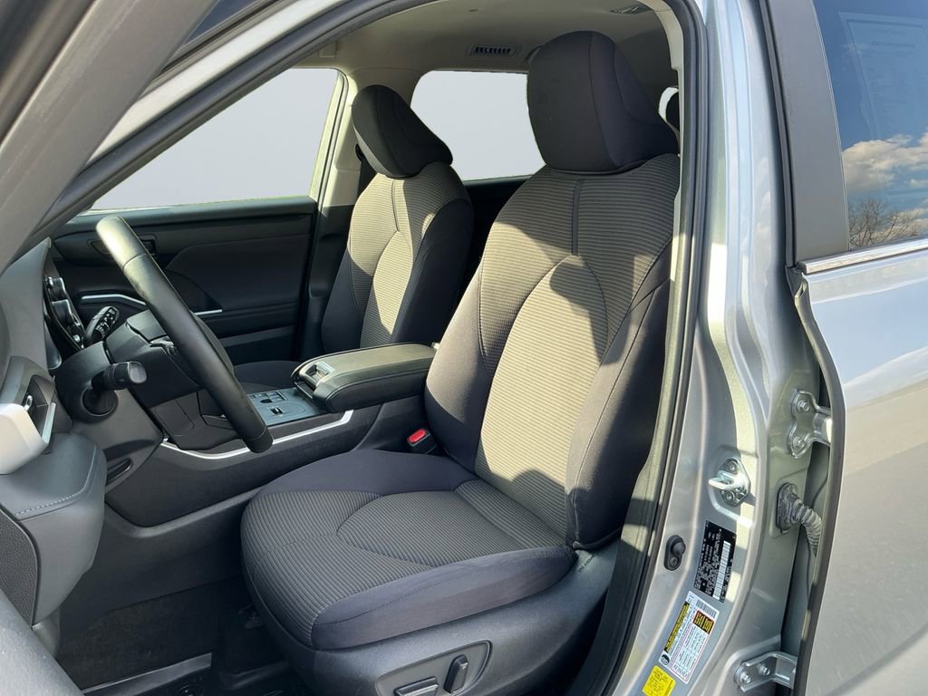 Used 2023 Toyota Highlander LE FWD image 10