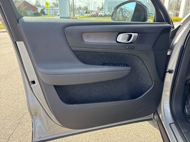 Used 2025 Volvo XC40 B5 Plus AWD/4WD image 17