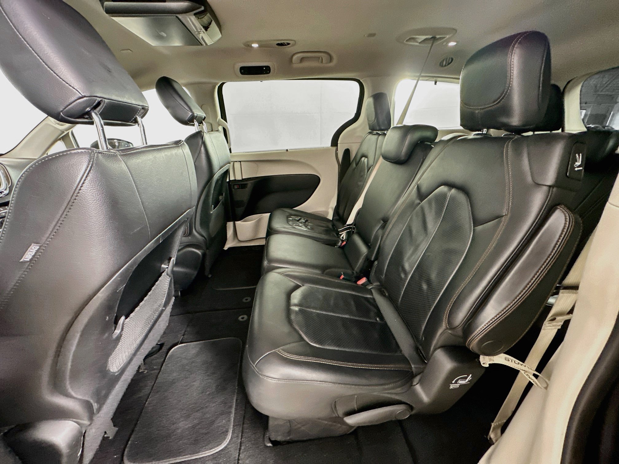 Used 2018 Chrysler Pacifica Touring-L FWD image 27