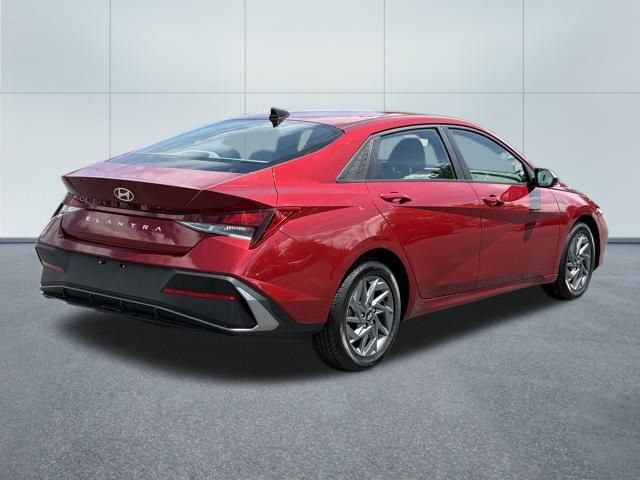 Used 2024 Hyundai Elantra SEL FWD image 3