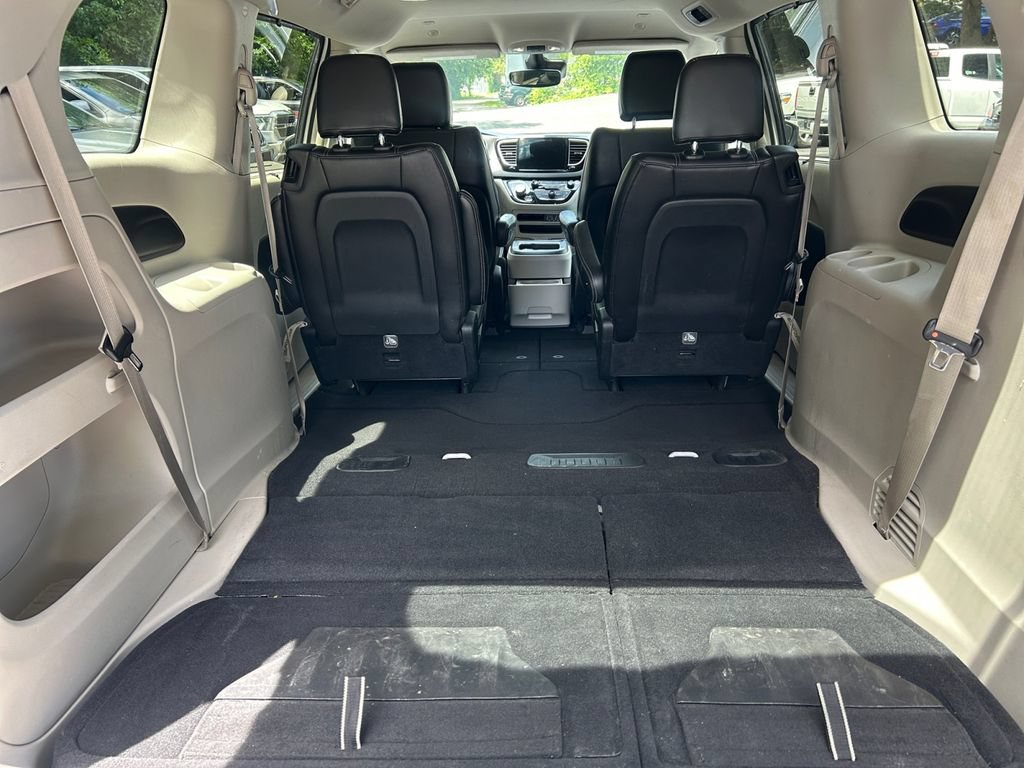 Used 2023 Chrysler Pacifica Touring-L FWD image 19
