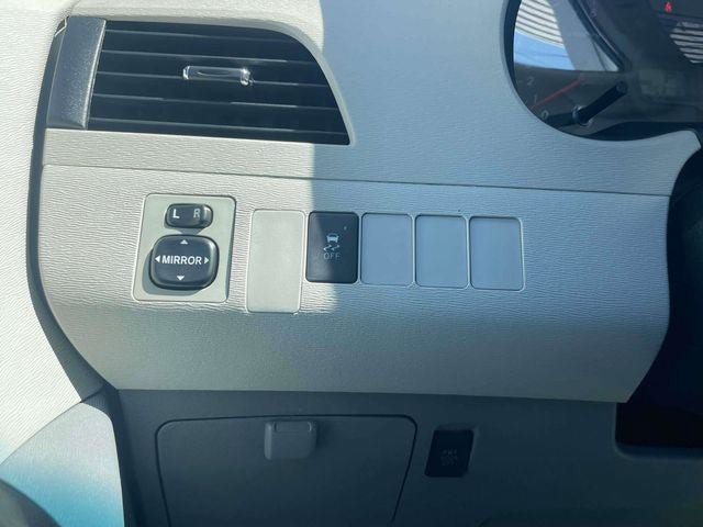 Used 2014 Toyota Sienna LE FWD image 24