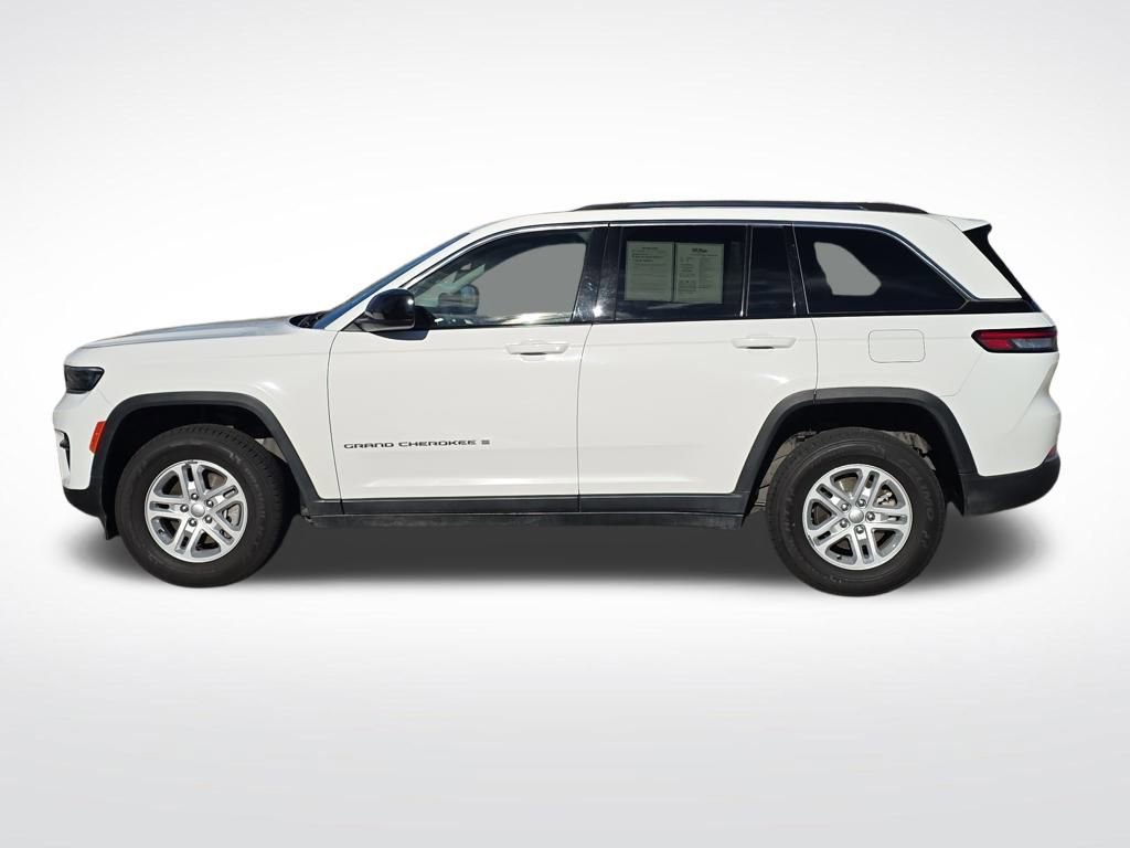 Used 2023 Jeep Grand Cherokee Laredo image 2