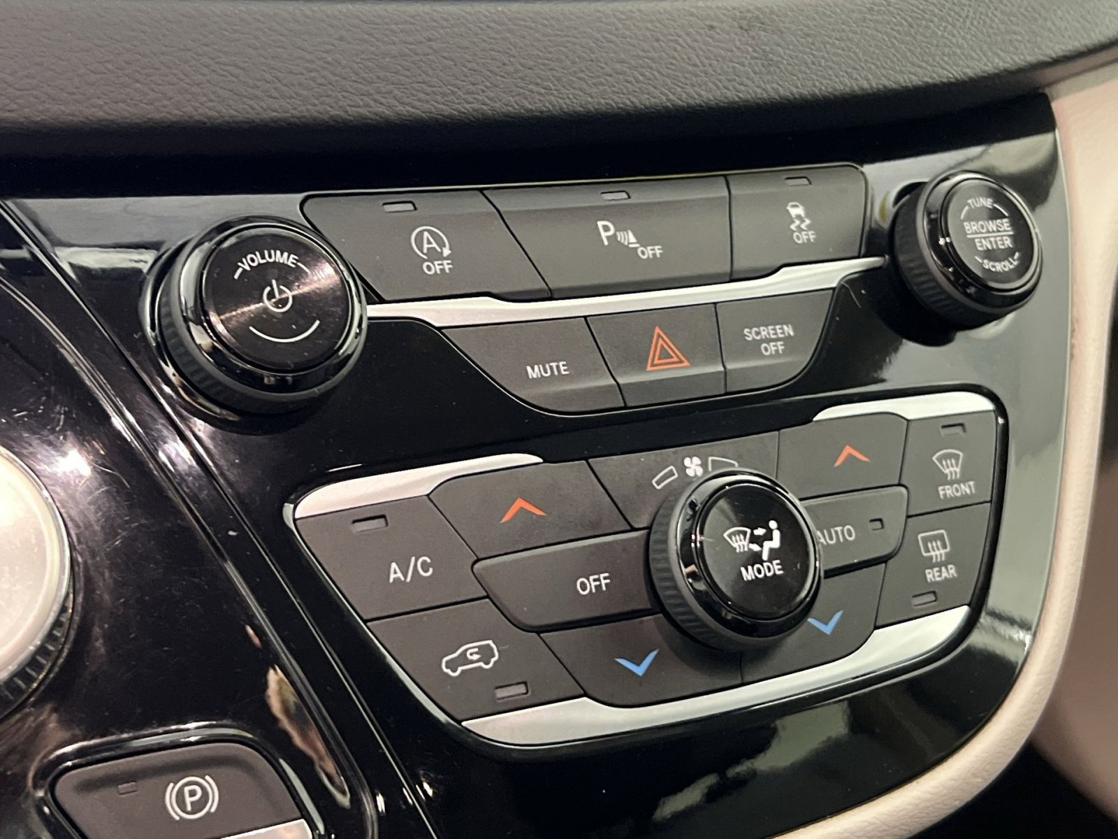 Used 2019 Chrysler Pacifica Touring Plus w/ Tire & Wheel Group FWD image 34