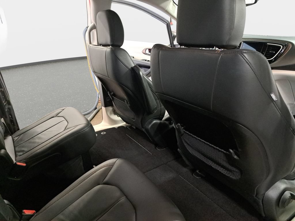 Used 2017 Chrysler Pacifica Touring-L FWD image 12