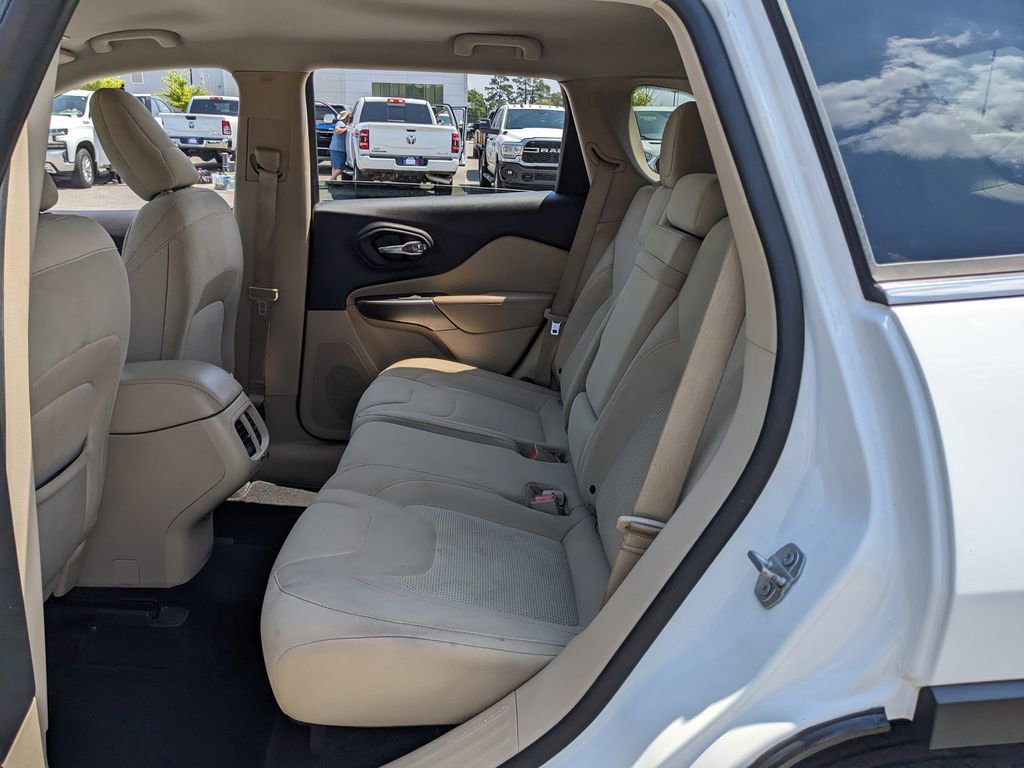 Used 2019 Jeep Cherokee Latitude w/ Popular Appearance Group FWD image 22