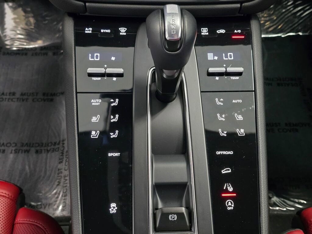 Certified 2025 Porsche Macan image 16