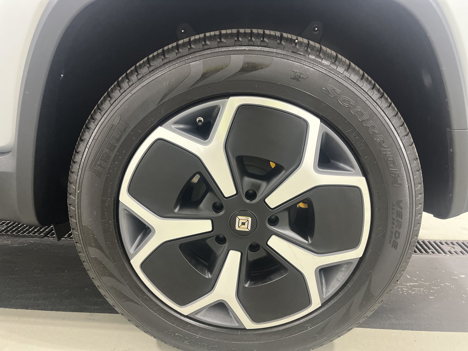 Used 2024 Rivian R1S Adventure AWD/4WD image 10