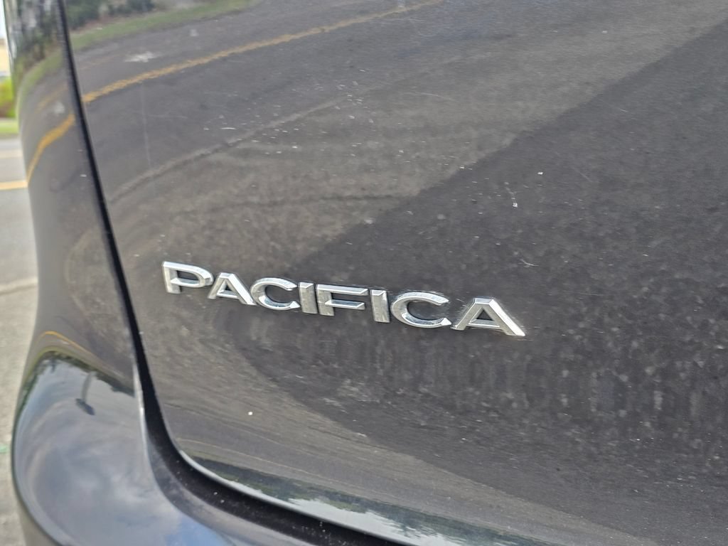 Used 2023 Chrysler Pacifica Touring-L FWD image 9