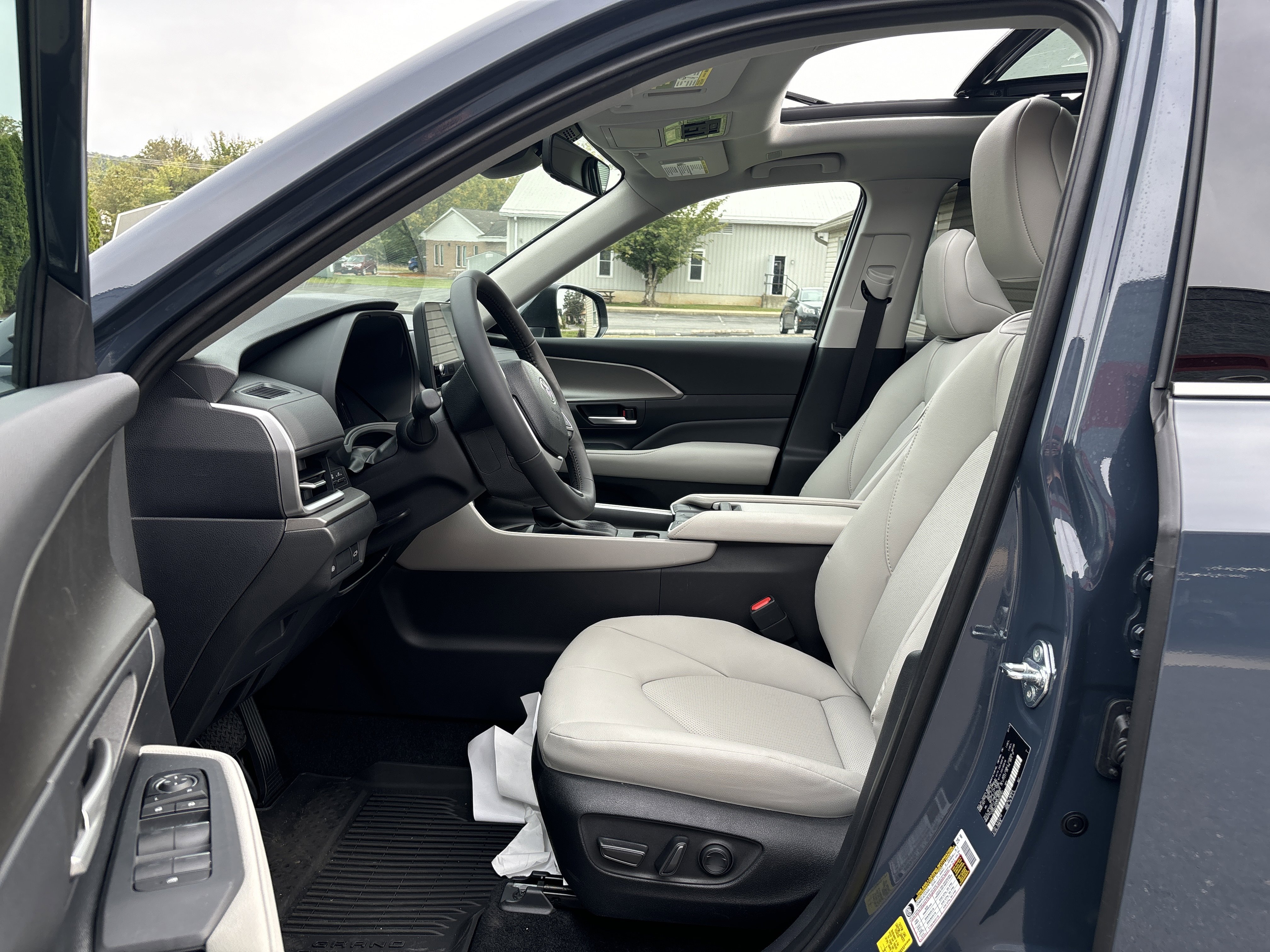 Certified 2025 Toyota Grand Highlander FWD image 13