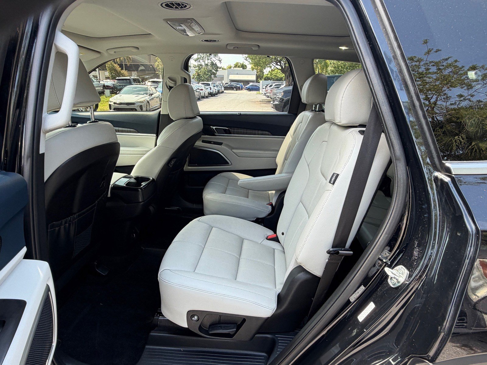 Used 2025 Kia Telluride SX w/ SX Captain's Chair Package FWD image 13