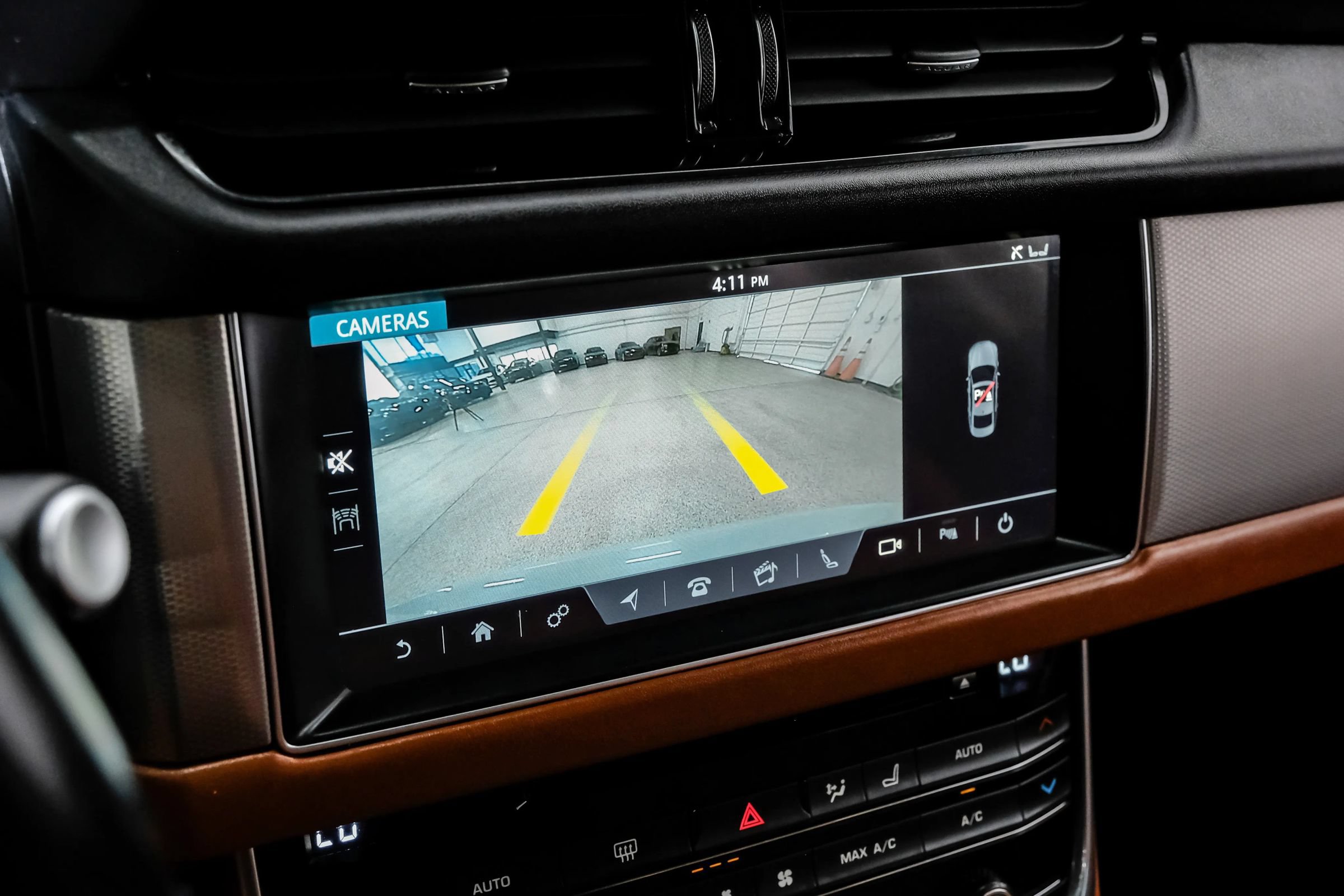 Used 2018 Jaguar XF Portfolio RWD image 29
