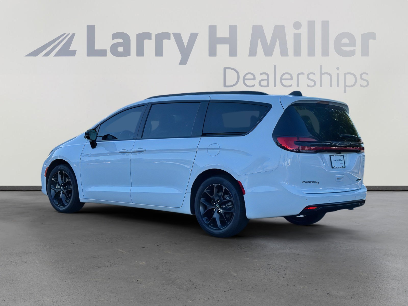 New 2026 Chrysler Pacifica Limited w/ S Appearance Package image 3
