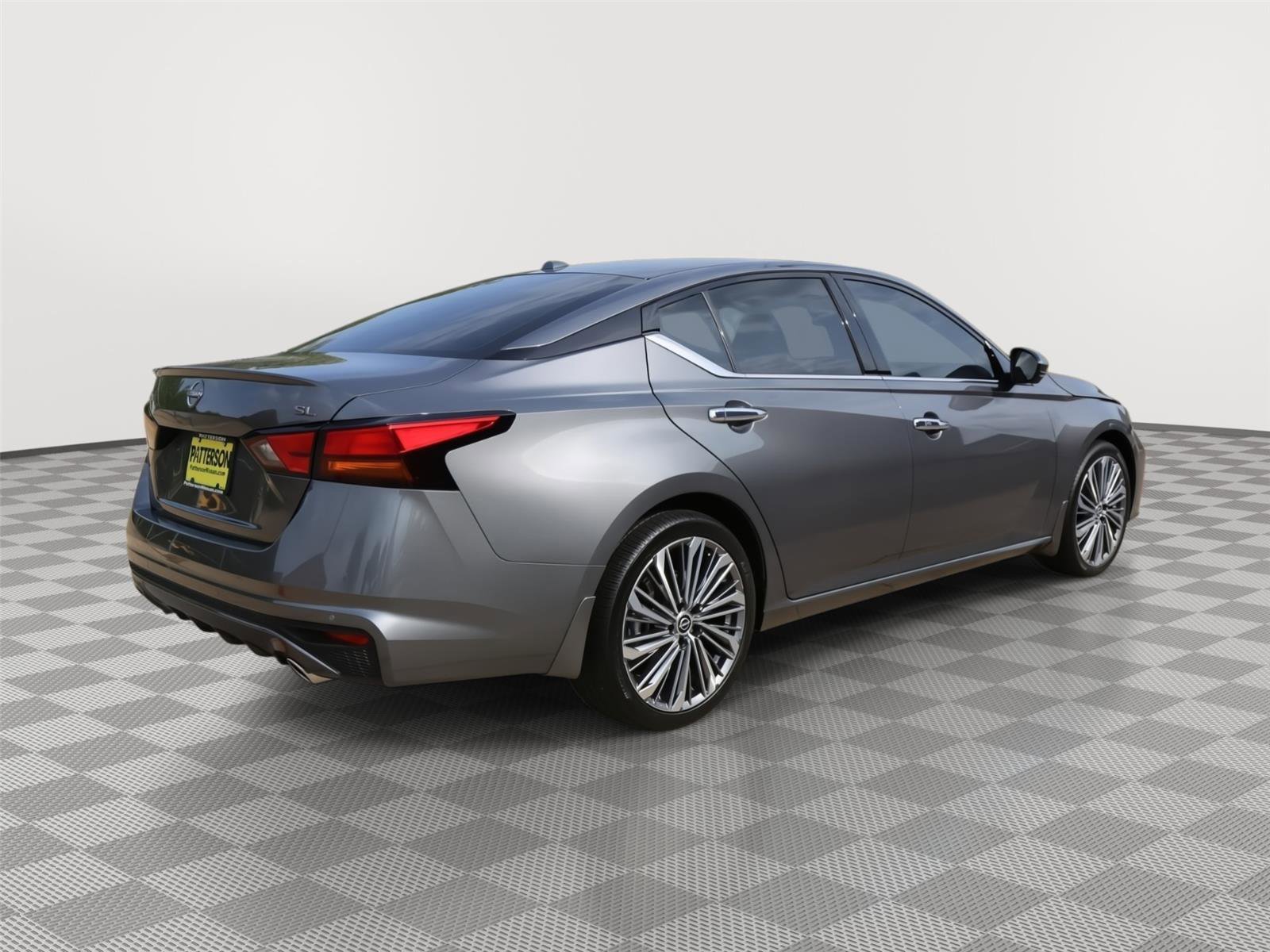 Used 2025 Nissan Altima 2.5 SR w/ SR Premium Package FWD image 3