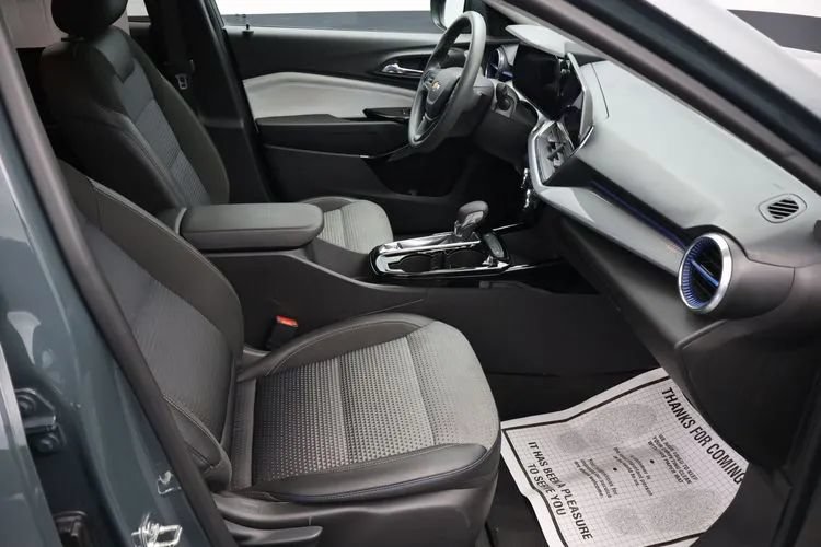 Used 2025 Chevrolet Trax LT FWD image 17