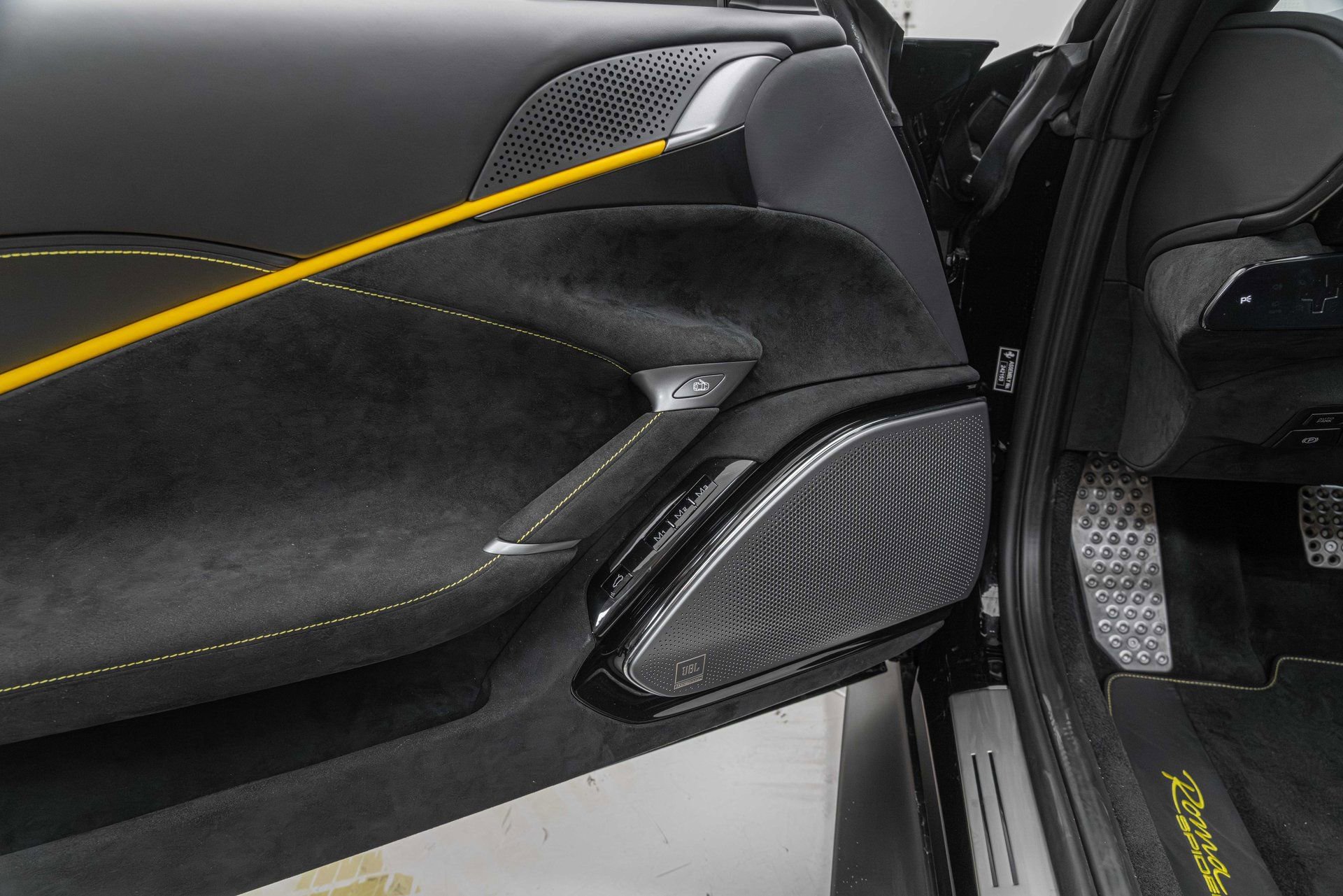 Certified 2025 Ferrari Roma Spider RWD image 36