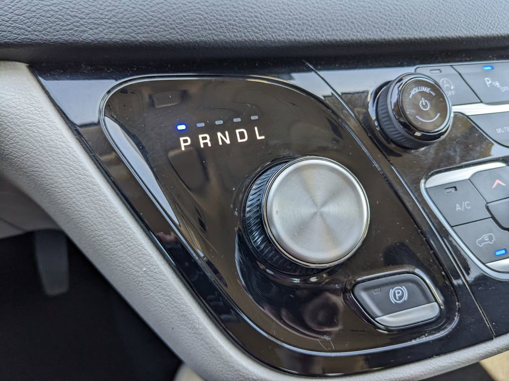 Used 2024 Chrysler Pacifica Touring-L image 60