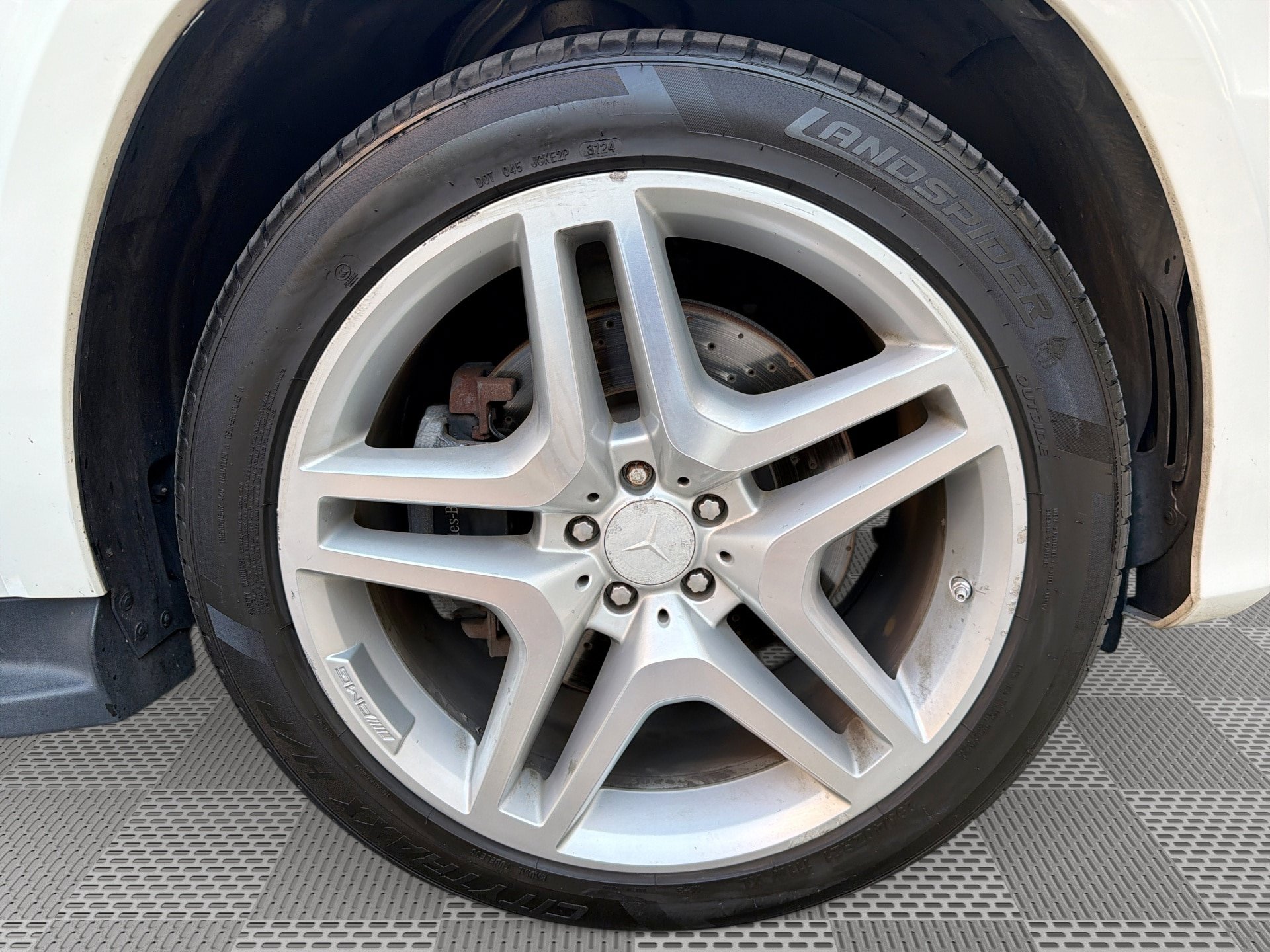 Used 2015 Mercedes-Benz GL 550 4MATIC image 31