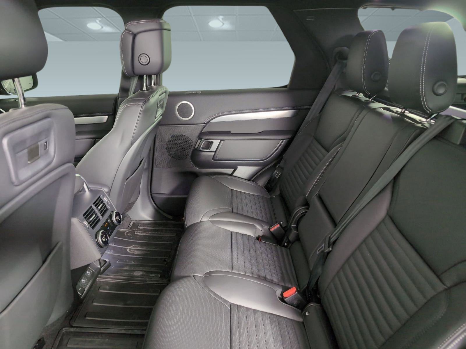 Used 2025 Land Rover Discovery Dynamic SE image 18