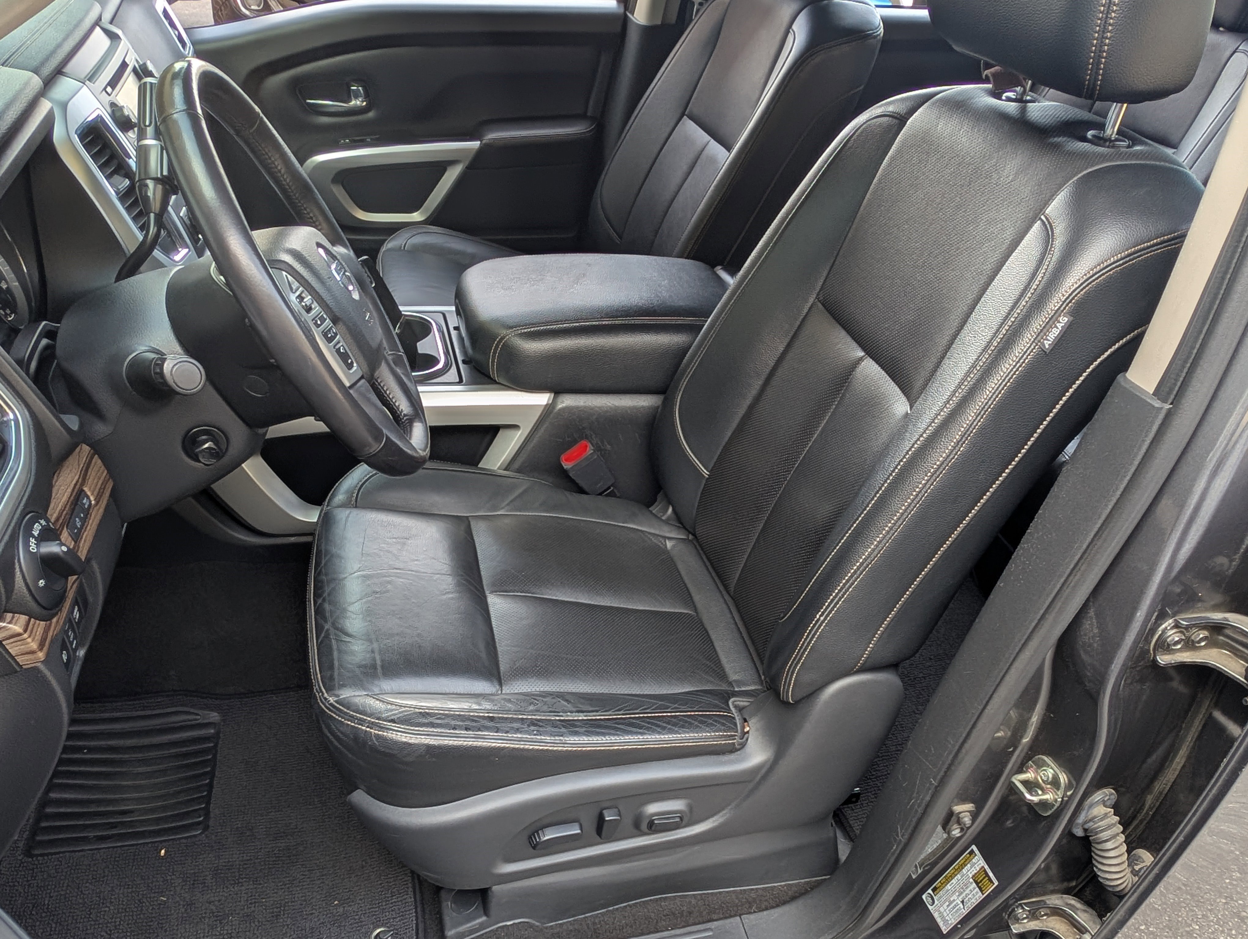 Used 2018 Nissan Titan SL image 16