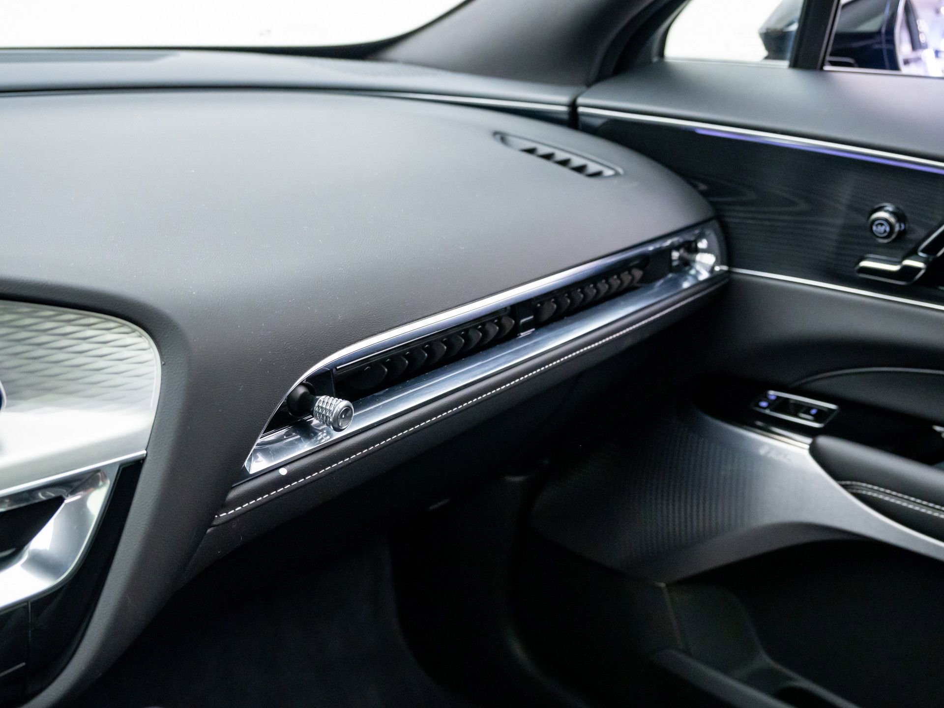 Certified 2025 Cadillac Lyriq Luxury w/ LPO, Floor Liner Package AWD/4WD image 36