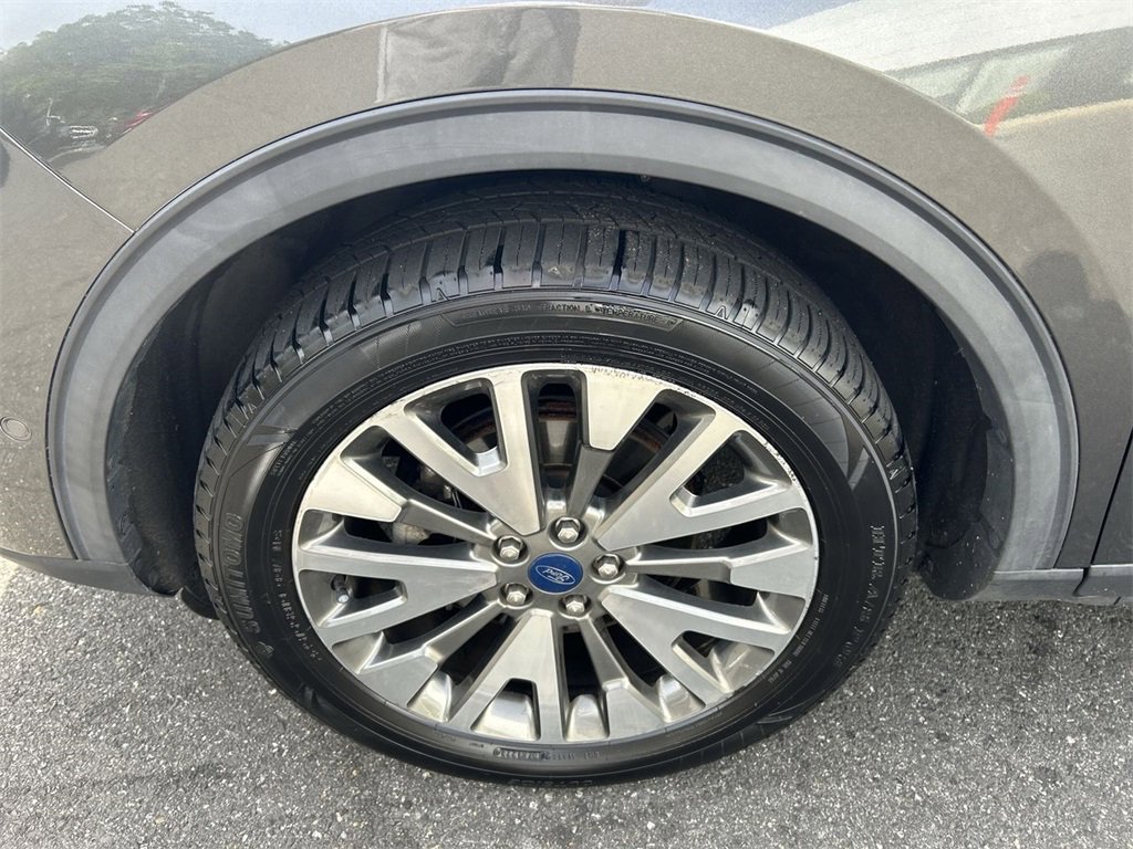 Used 2020 Ford Escape Titanium image 10