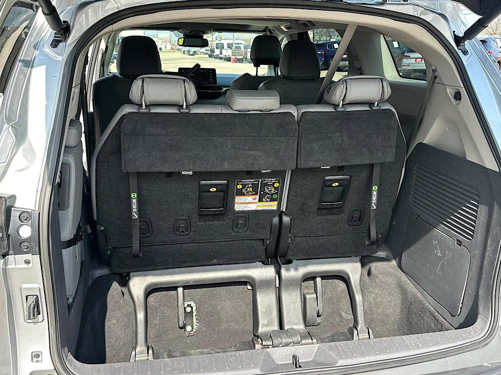 Certified 2022 Toyota Sienna XLE image 13