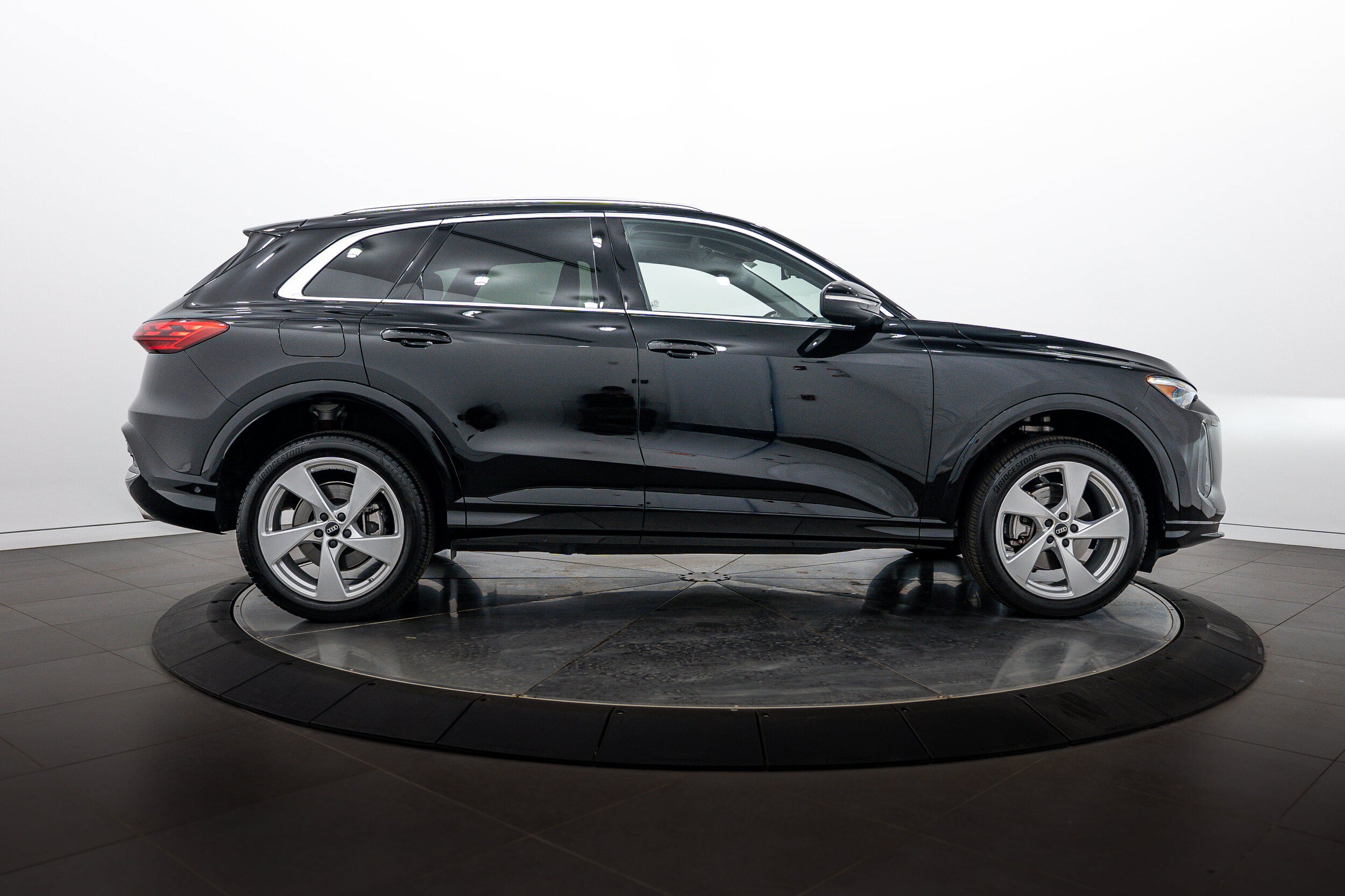 Used 2025 Audi Q5 Premium Plus w/ Premium Plus AWD/4WD image 3