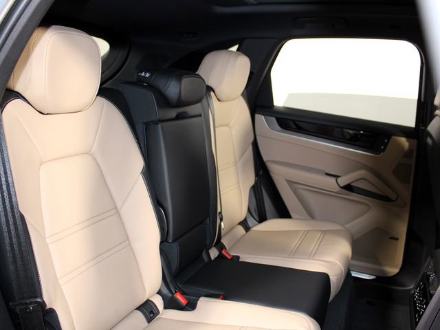Certified 2025 Porsche Cayenne AWD/4WD image 24