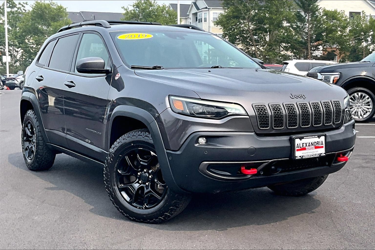 Used 2019 Jeep Cherokee Trailhawk AWD/4WD image 2