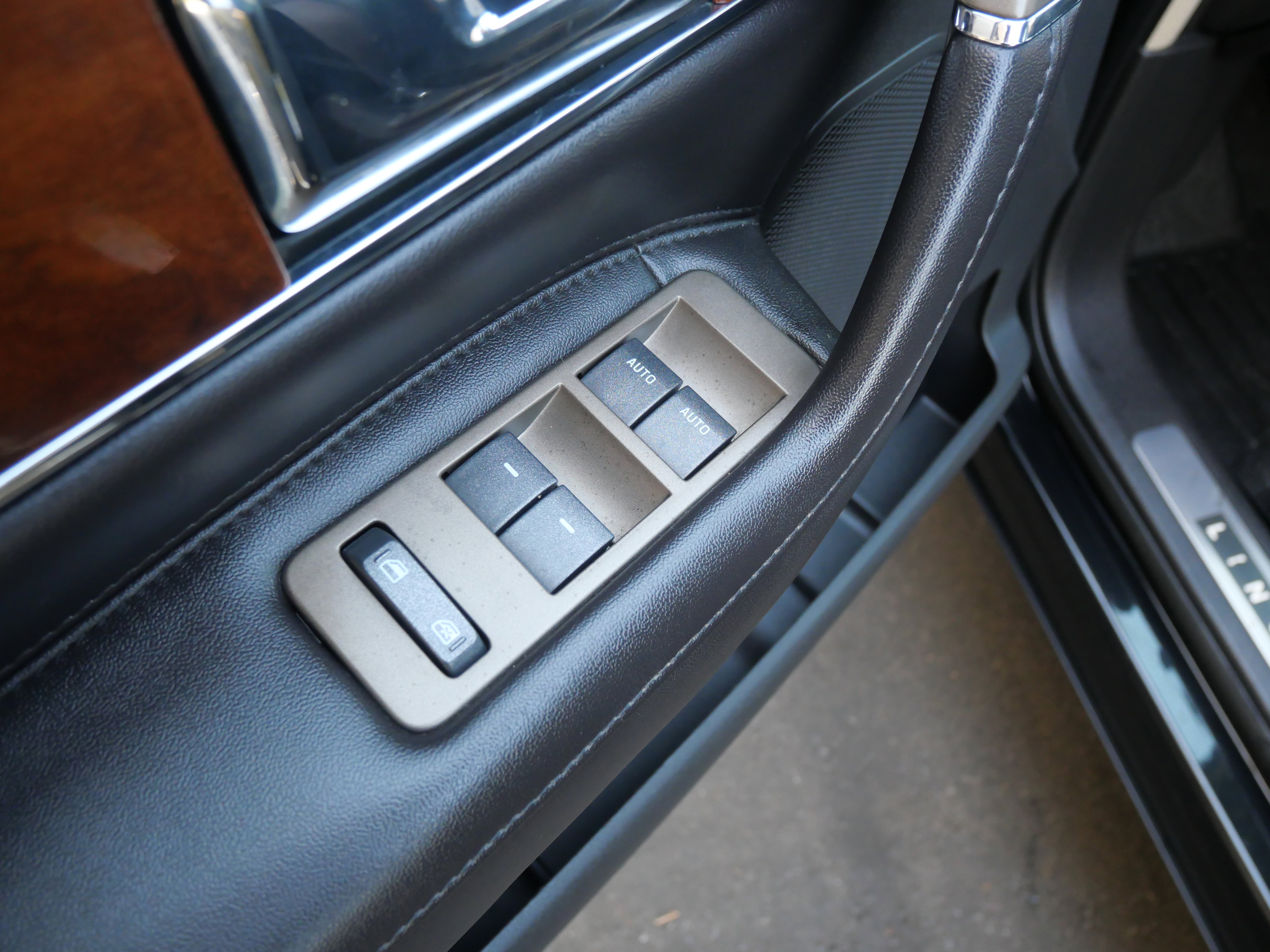 Used 2013 Lincoln MKX FWD image 17