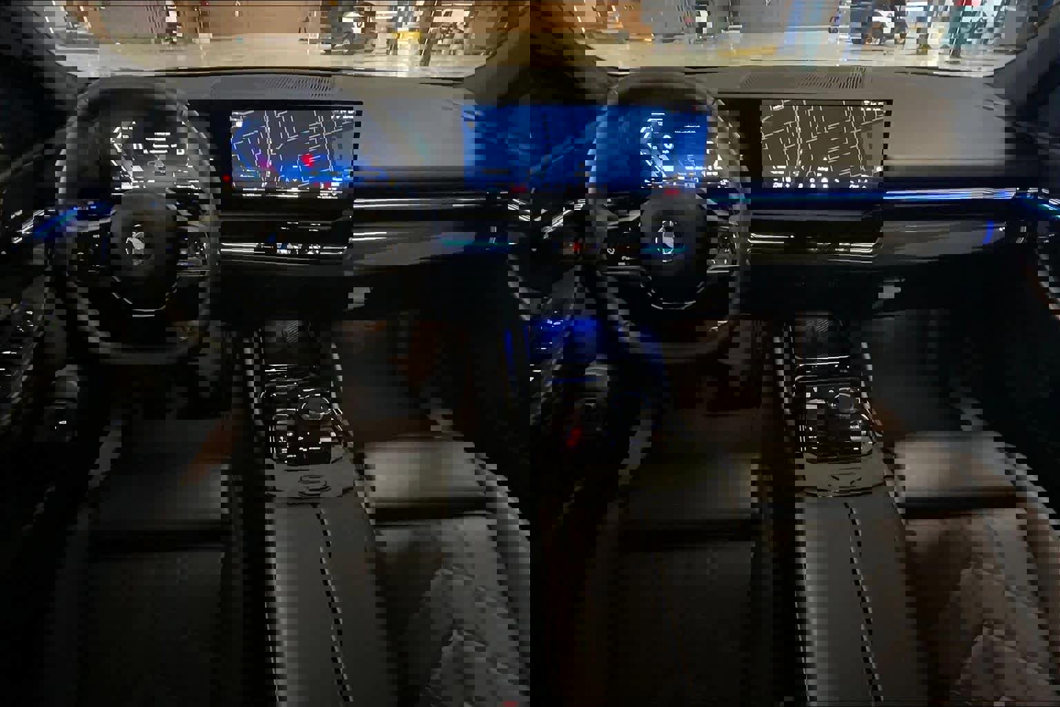 Certified 2025 BMW 530i image 14