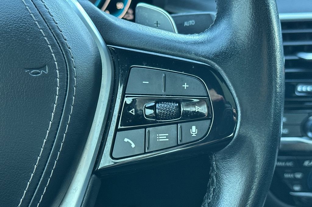 Used 2023 BMW 530e w/ Convenience Package image 27