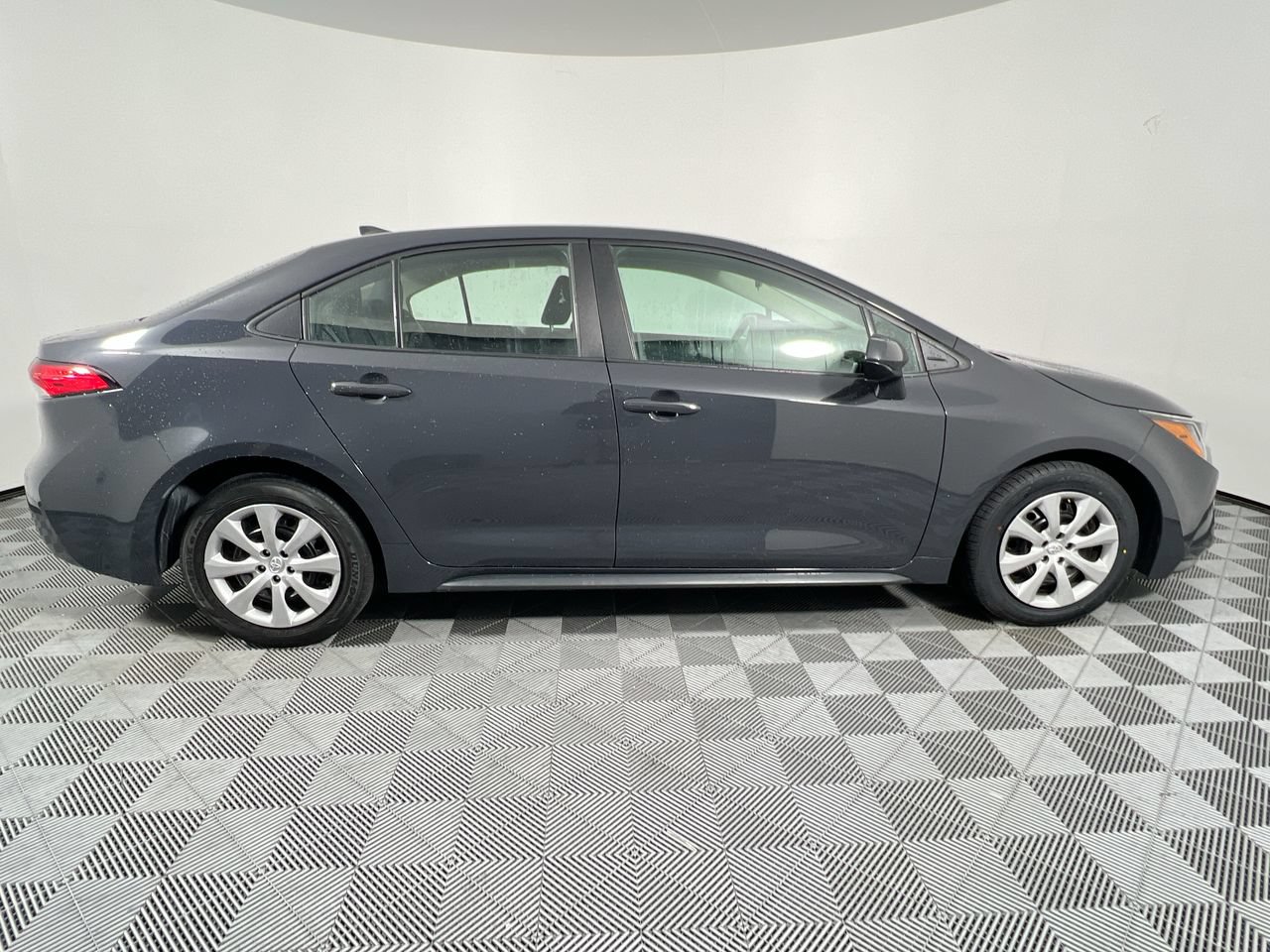 Used 2024 Toyota Corolla LE FWD image 2