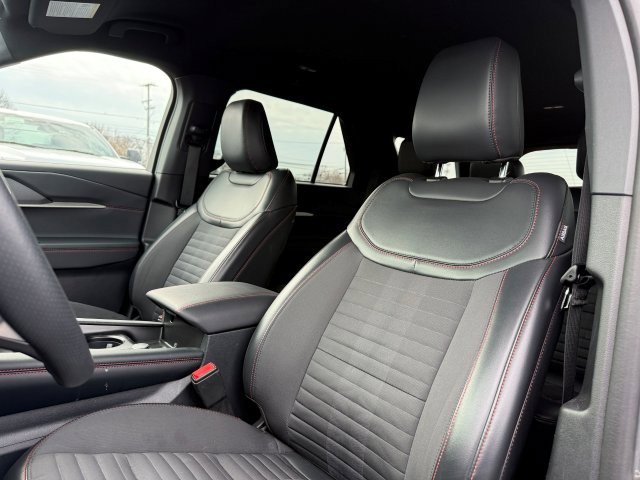 Used 2025 Ford Explorer ST-Line w/ ST-Line Street Pack AWD/4WD image 15