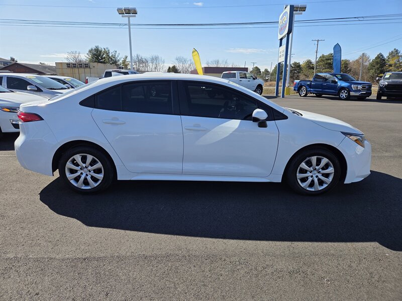 Used 2024 Toyota Corolla LE FWD image 2