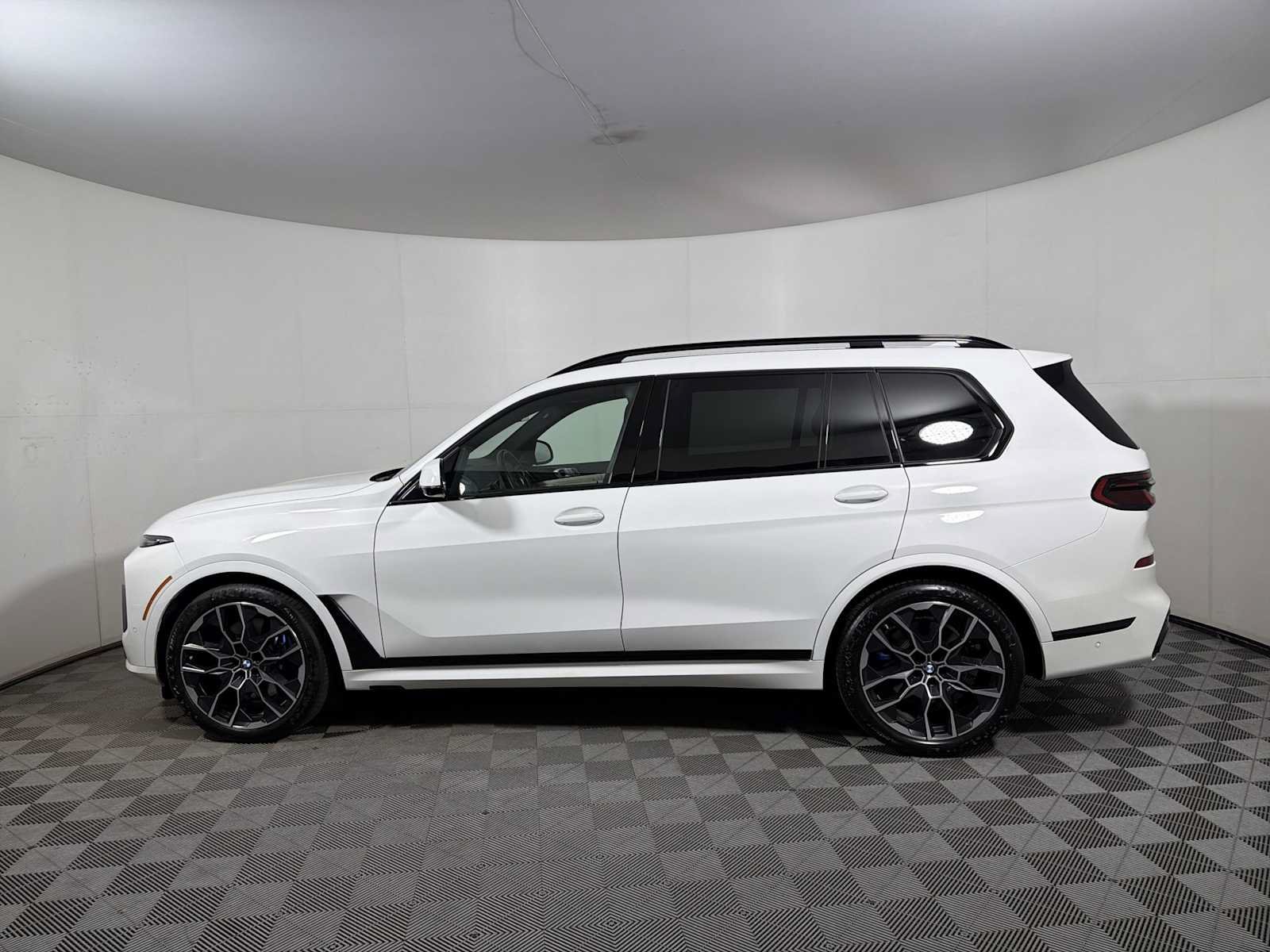 Used 2026 BMW X7 xDrive40i w/ M Sport Package AWD/4WD image 4