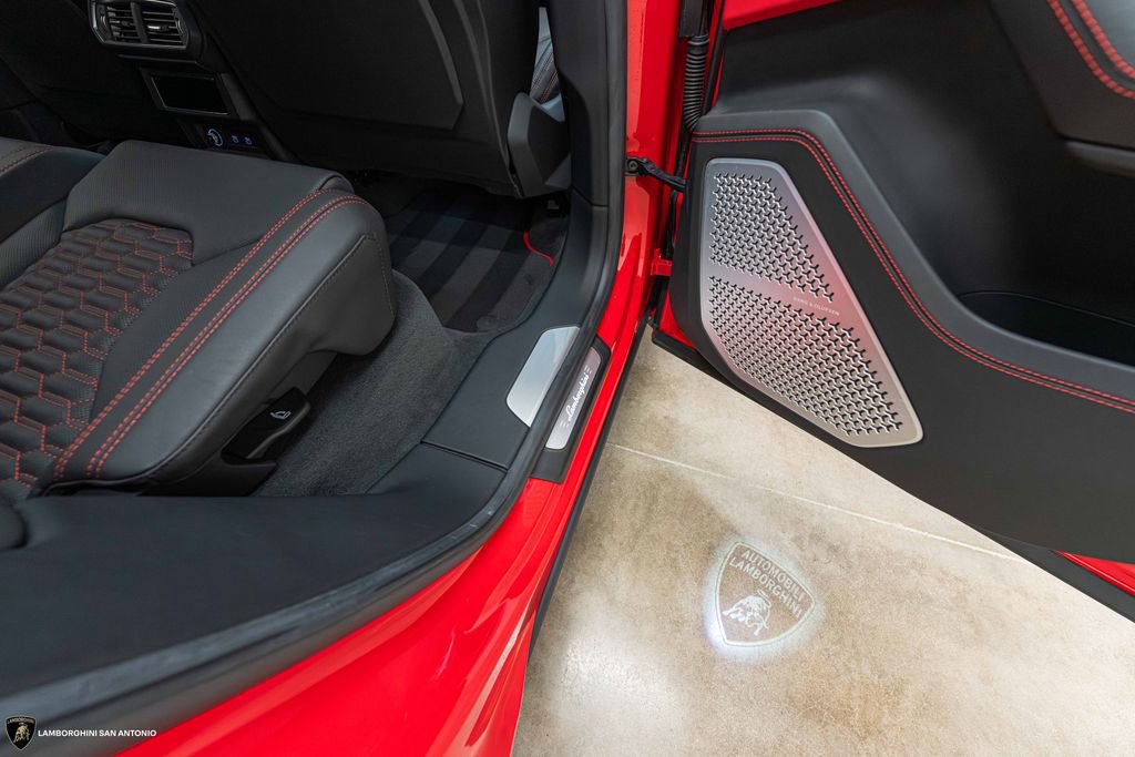 Used 2022 Lamborghini Urus AWD/4WD image 30