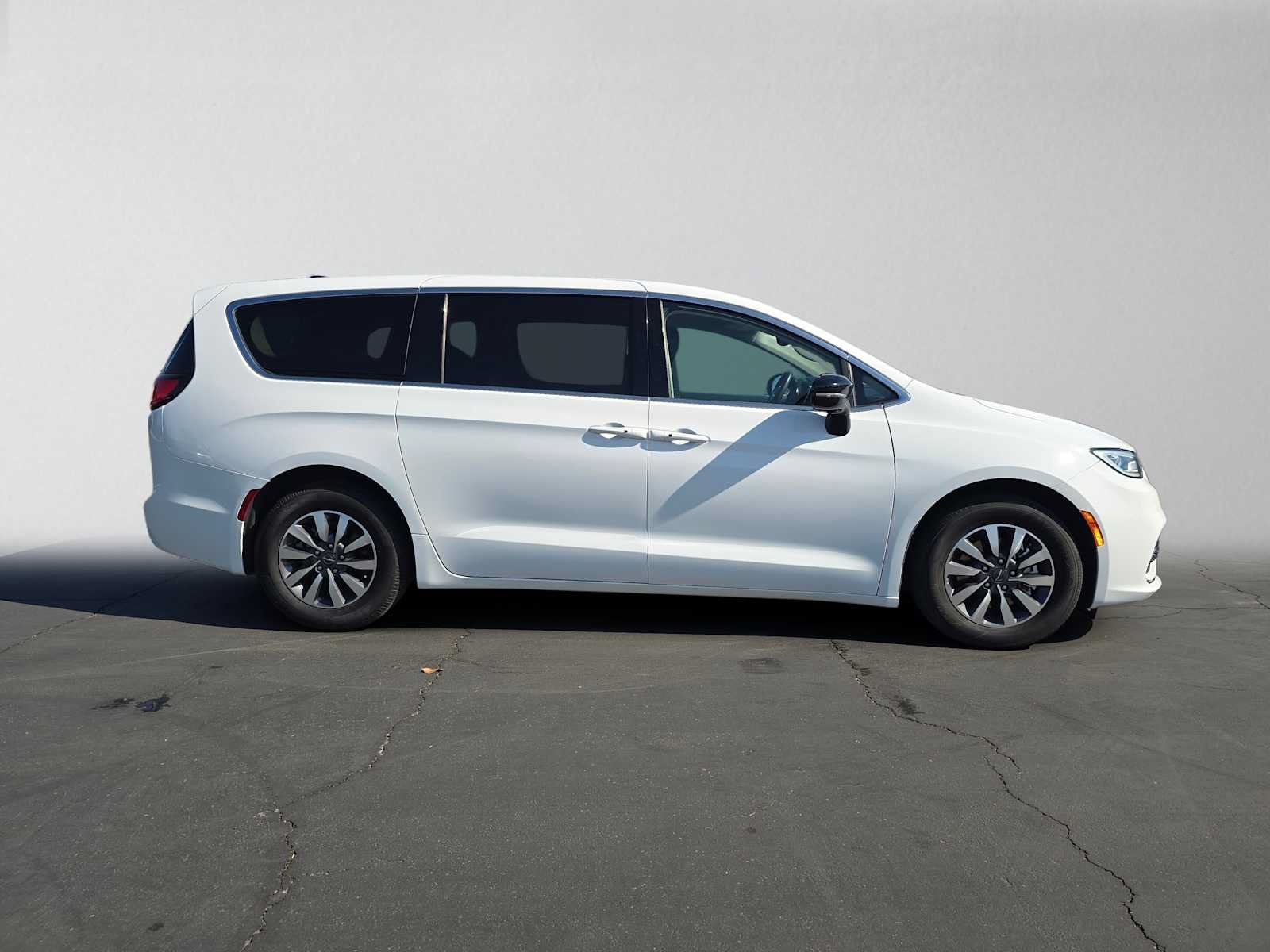 Used 2024 Chrysler Pacifica Limited FWD image 2