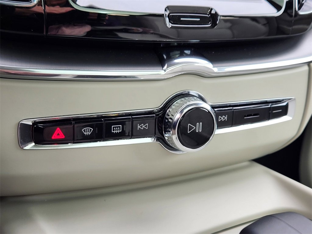 Used 2025 Volvo XC60 B5 Core w/ Protection Package Premier image 22