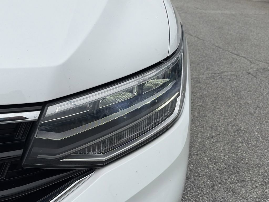 Certified 2022 Volkswagen Tiguan SE R-Line image 32