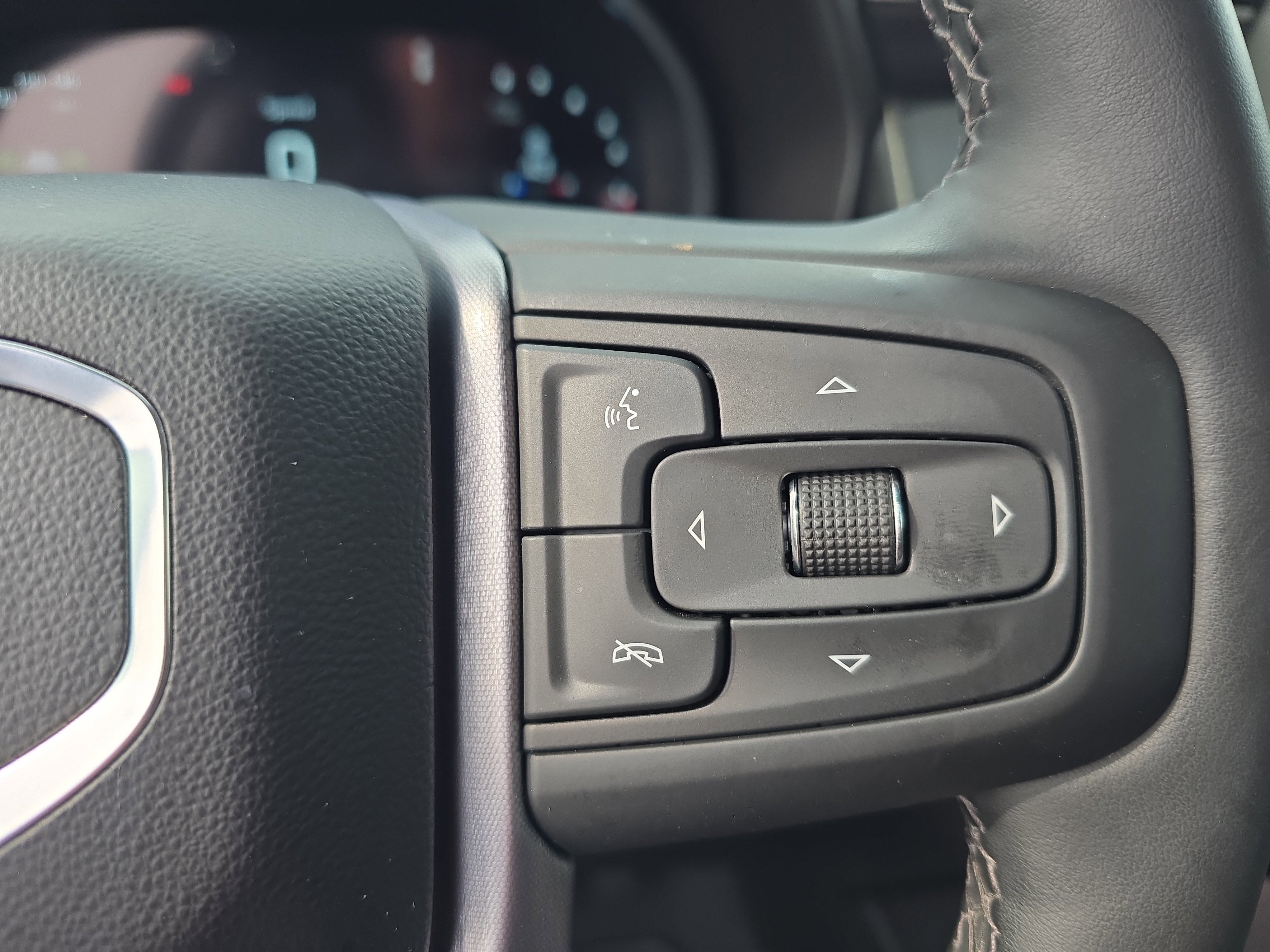 Used 2024 GMC Yukon SLT w/ SLT Luxury Package image 30