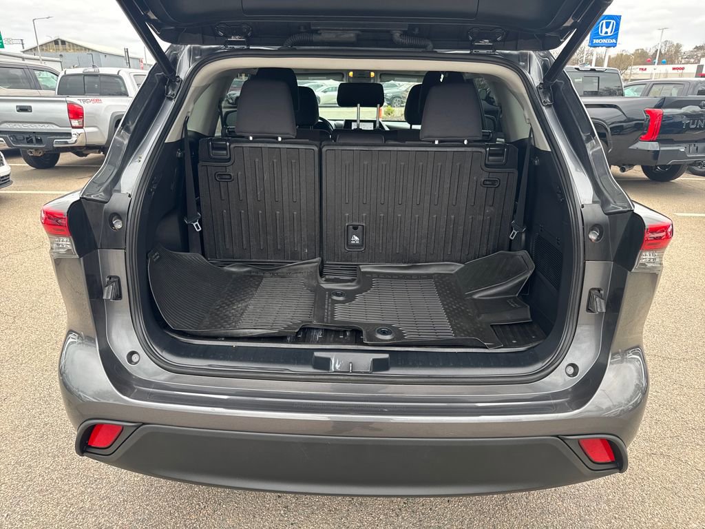 Used 2023 Toyota Highlander LE AWD/4WD image 7